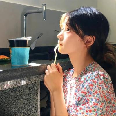 他在窥着你